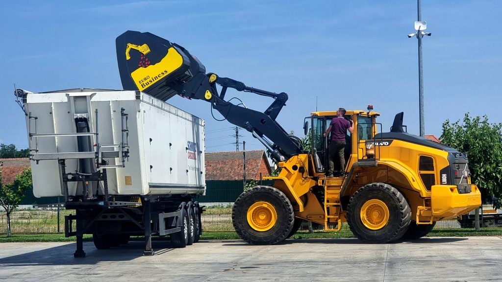 Cupă Euro Business montată pe un încărcător frontal Volvo, la descărcare